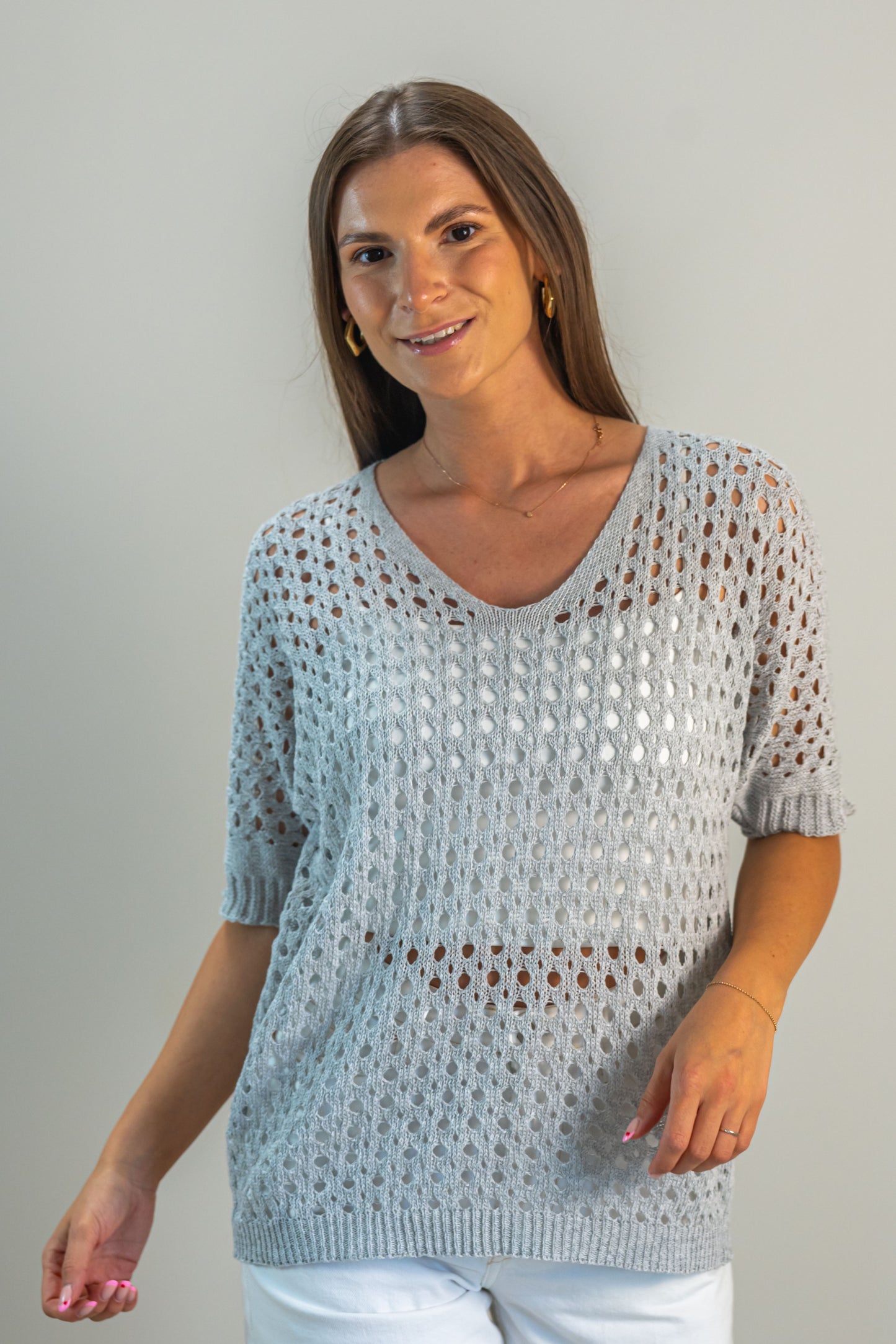 LOOM – pilka vasarinė megzta palaidinė su kiauraraščiu