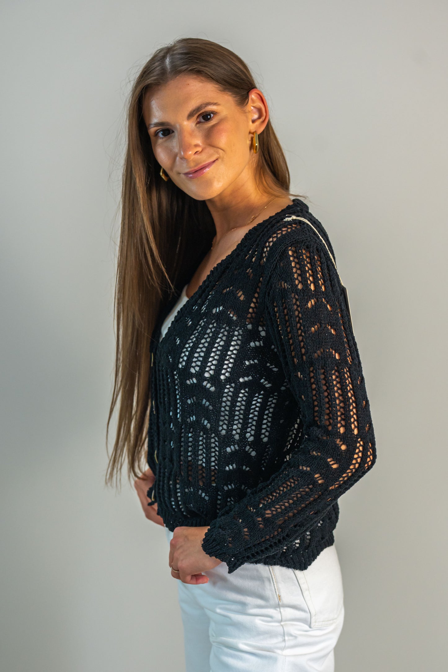 NAELA – juoda ažūrinė palaidinė su sagomis