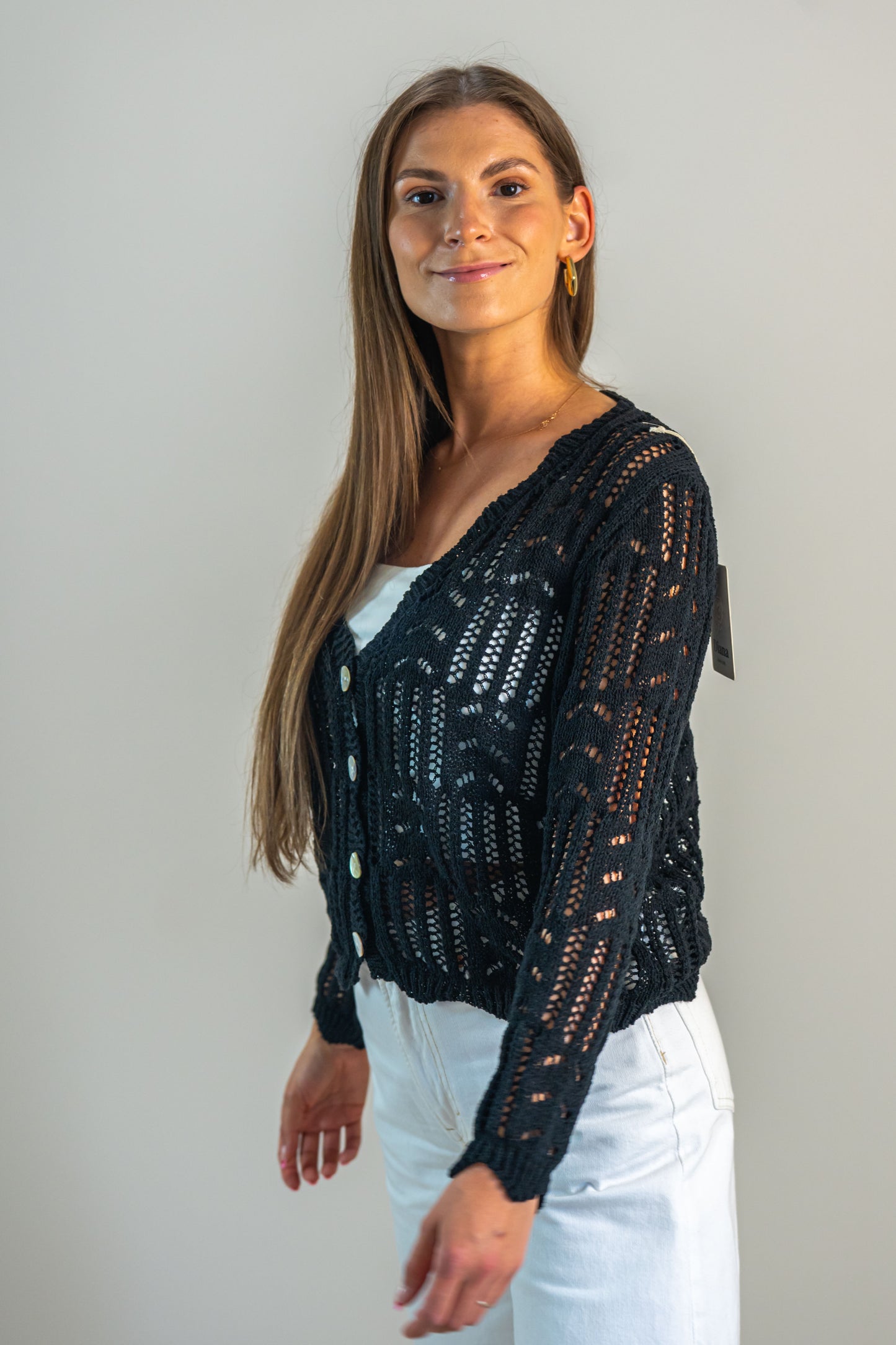 NAELA – juoda ažūrinė palaidinė su sagomis