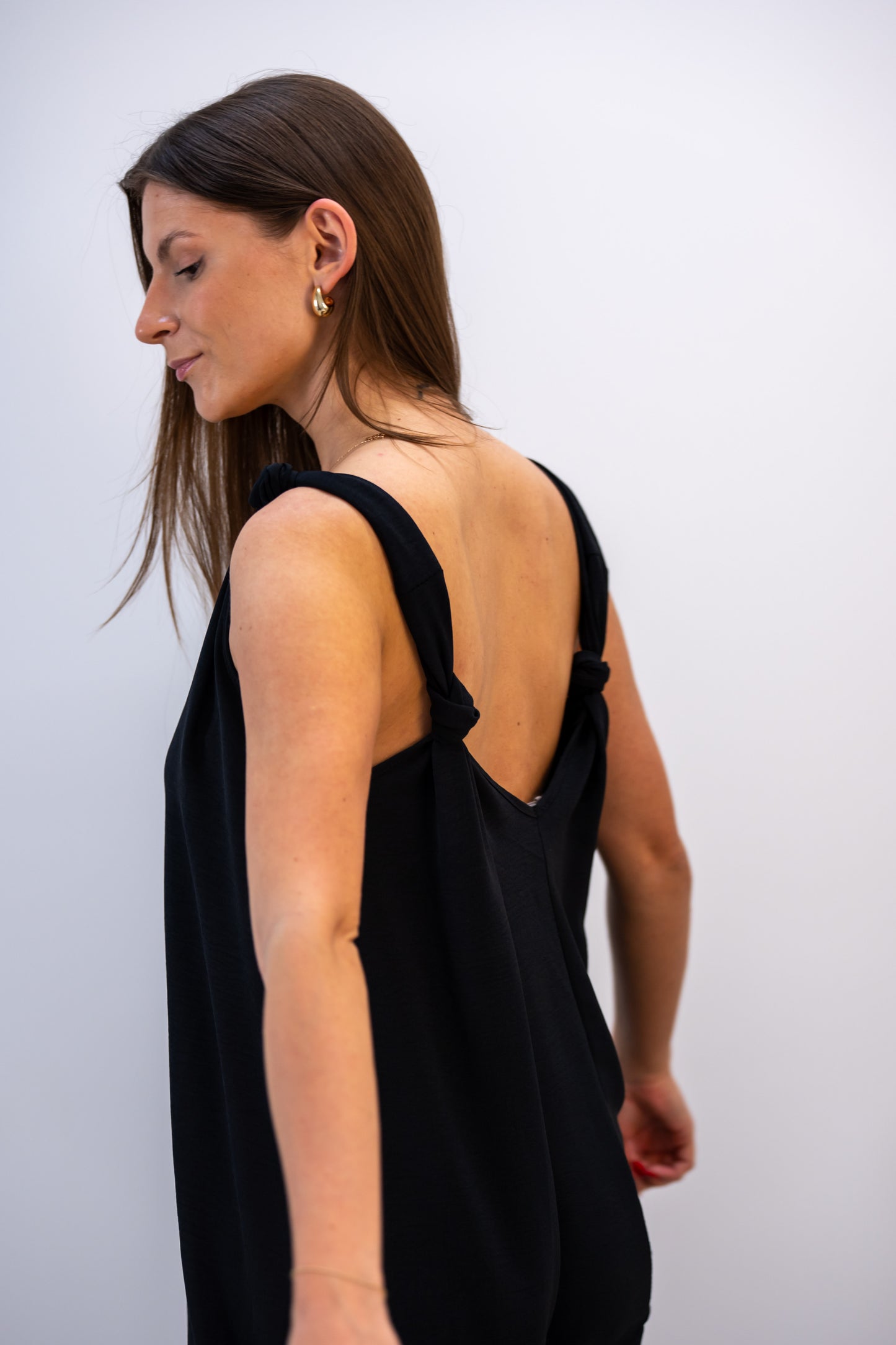 Easy knot – juoda lengva vasarinė suknelė su mazgeliais ant pečių