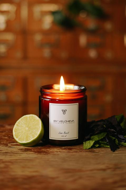By Velcheva LIME BASIL aromatinė žvakė