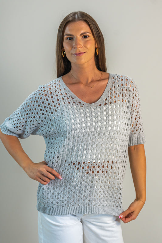 LOOM – pilka vasarinė megzta palaidinė su kiauraraščiu