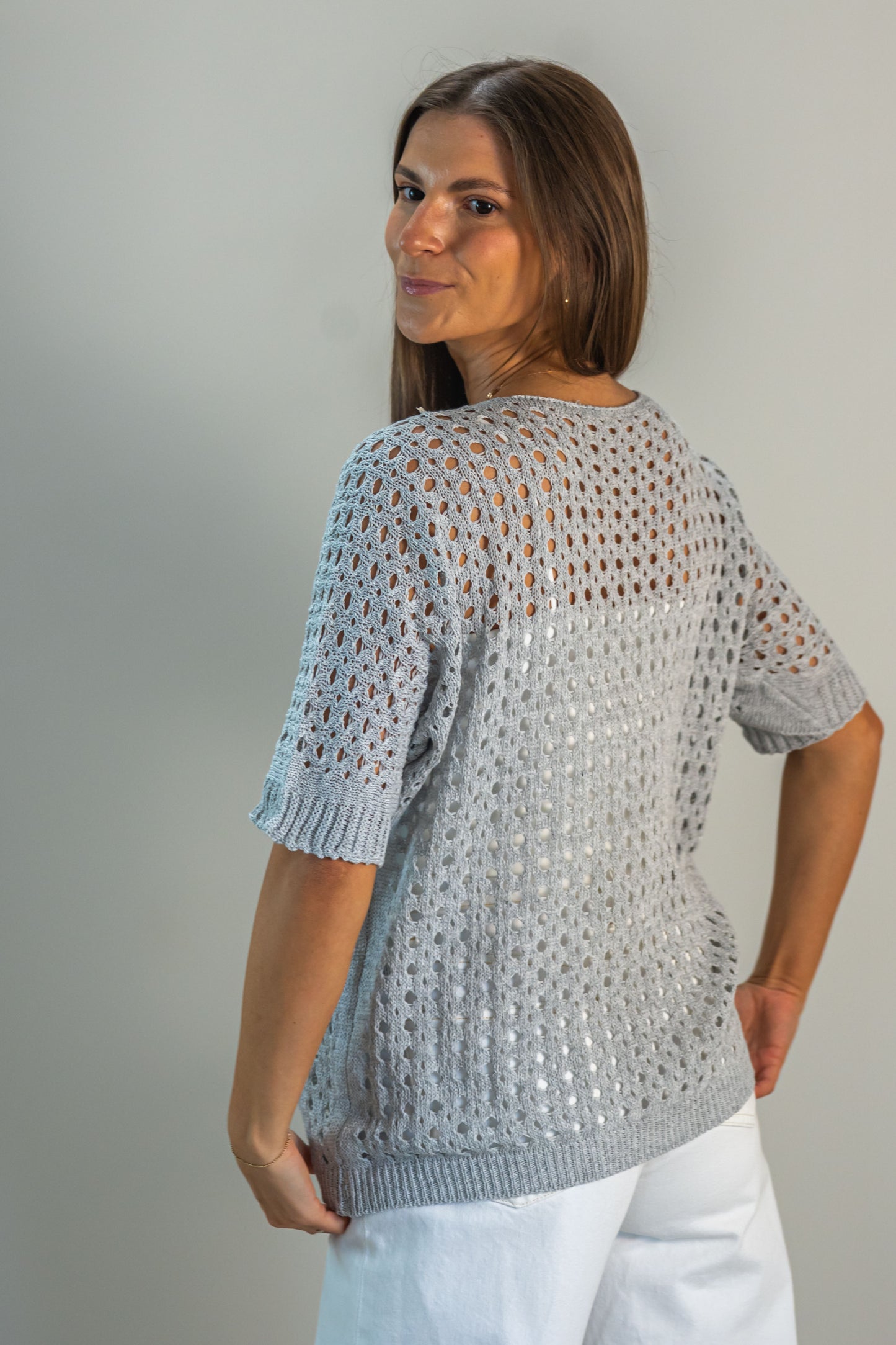 LOOM – pilka vasarinė megzta palaidinė su kiauraraščiu