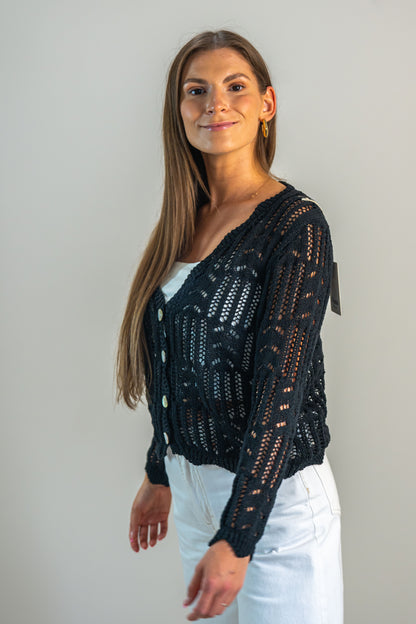 NAELA – juoda ažūrinė palaidinė su sagomis