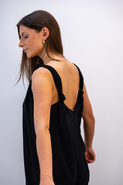 Easy knot – juoda lengva vasarinė suknelė su mazgeliais ant pečių