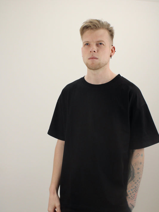 Marškinėliai „Oversize Vibes“ spalva juoda