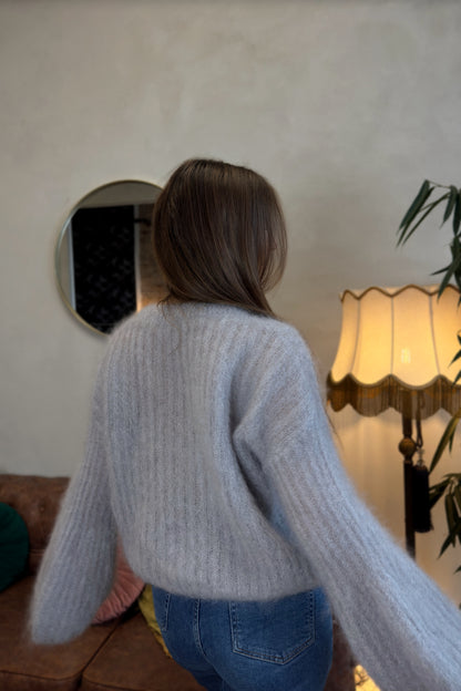 Prabangus Moheros megztinis "Carolina" šviesiai pilkas