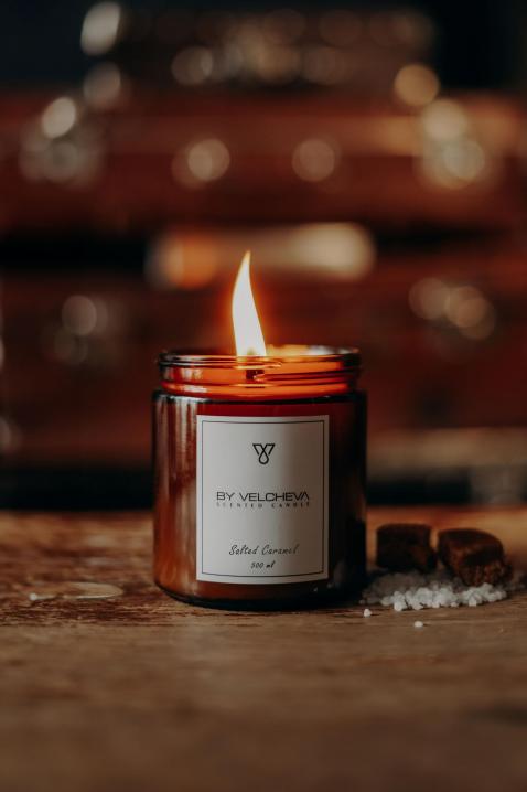 By Velcheva SALTED CARAMEL aromatinė žvakė